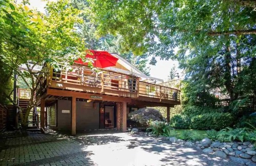 Bowen Island Apartment | Cozy Snug Cove Treehouse