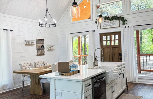 Broken Bow Cabin | Cozy Soho Haven in soothing Broken Bow with WiFi, AC