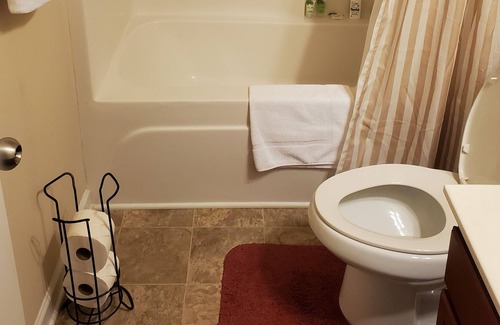 Lawrenceville Apartment | Cozy space with Self check-in and free Parking 🏡