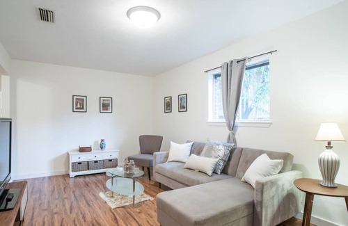 Parker Lane House | Cozy, Spacious 6B Home Near Everything in Austin