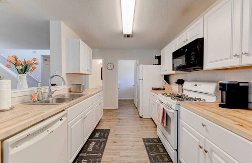 Austin House | Cozy Spacious Corporate Housing 4 BR|2.5 Bath|Loft|Office|Near Tesla