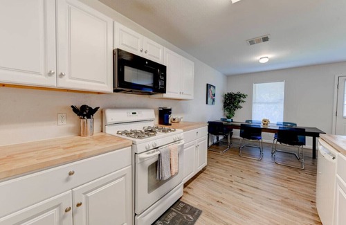 Austin House | Cozy Spacious Corporate Housing 4 BR|2.5 Bath|Loft|Office|Near Tesla