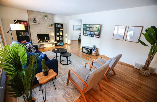 Golden Valley House | Cozy Spacious Home Near DT, Ski, Sled & Skate Parks