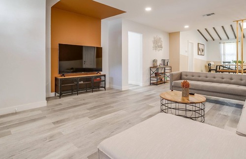Farmers Branch House | Cozy Spacious Modern House near DFW Airport I 4B2B