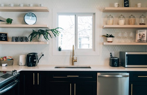 Red Deer House | Cozy & Spacious Modern House