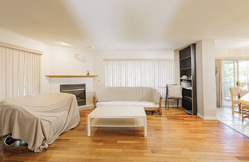 Queensborough House | Cozy Spacious Richmond Cabinet with Big private Vineyard