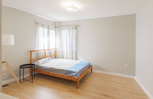 Queensborough House | Cozy Spacious Richmond Cabinet with Big private Vineyard