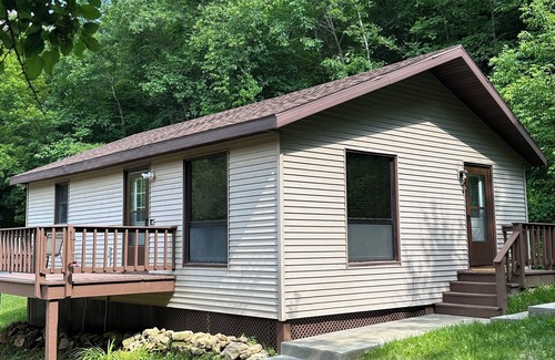 De Soto Cabin | Cozy Sportsman's Hideaway