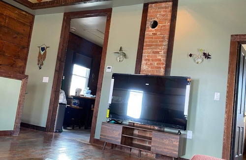 Cedar Rapids - Iowa City Apartment | Cozy spot with easy access to all sectors of Downtown life!