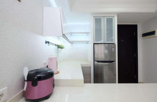 Jakarta Apartment | Cozy Stay and Spacious 3BR at Nifarro Park Apartment By Travelio