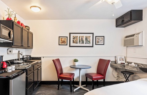 North Park City Condo | Cozy stay for 2: 5 Min Drive to Base, Full Kitchen, Shared Hot Tub & Pool, Restaurants Nearby!