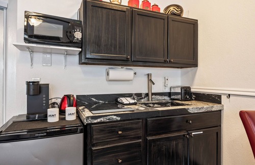 North Park City Condo | Cozy stay for 2: 5 Min Drive to Base, Full Kitchen, Shared Hot Tub & Pool, Restaurants Nearby!