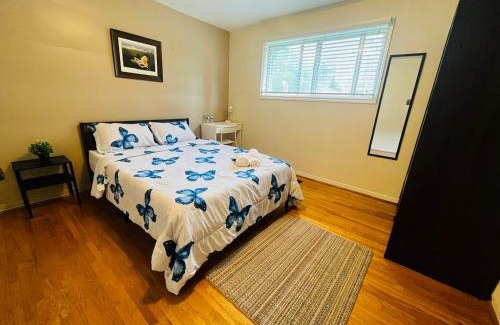 Black Creek House | Cozy Stay, Self Check-In with Parking available upon request