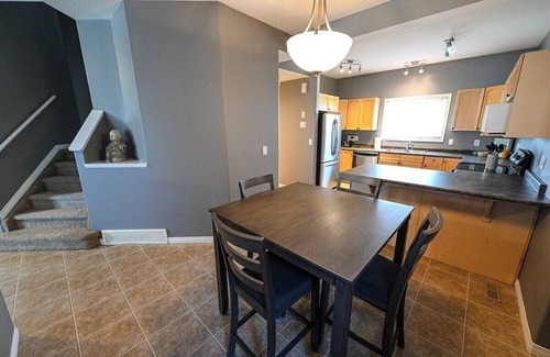 Grande Prairie House | Cozy Stay | WIFI | Smart TV | 3 Bed & 2.5 Bath