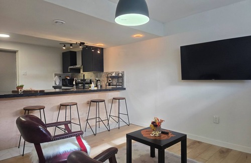 Essex House | Cozy Stay with modern amenities & 5 min walking distance to shops & eateries