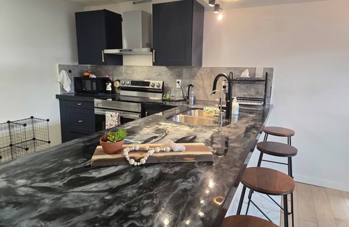 Essex House | Cozy Stay with modern amenities & 5 min walking distance to shops & eateries