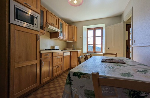 Jax Cottage | Cozy Stone Farmhouse with Panoramic Views, Game Room, and Baby Equipment