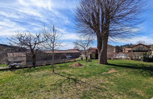 Jax Cottage | Cozy Stone Farmhouse with Panoramic Views, Game Room, and Baby Equipment