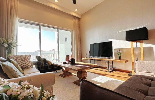 Seri Tanjung Pinang Condo | Cozy Straits Quay Seafront Homestay
