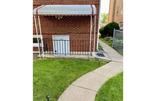 Park Ridge Apartment | Cozy Studio Apartment minutes from O'Hare Airport.