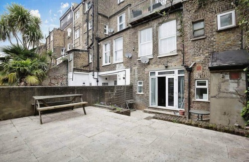 West Kensington Apartment | Cozy Studio Apartment in West London