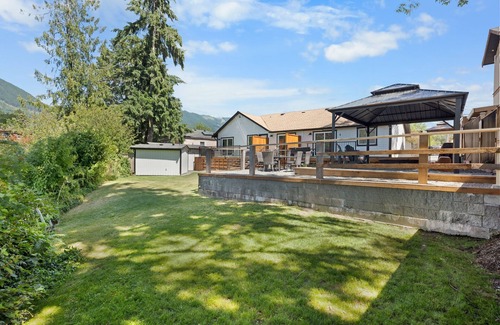 Lake Cowichan Apartment | Cozy Studio at Riverside Boutique Motel - Elk Room