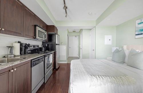 Fort York Apartment | Cozy Studio by the Waterfront & Bentway