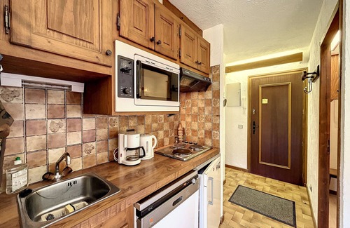 Demi-Quartier Apartment | Cozy Studio Cabin for 4 near Megève with Garden, Ski Locker, and Private Parking