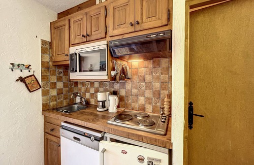 Demi-Quartier Apartment | Cozy Studio Cabin for 4 near Megève with Garden, Ski Locker, and Private Parking