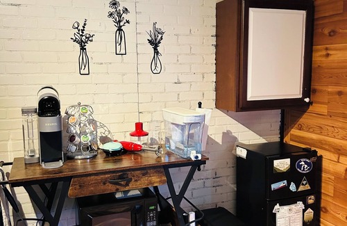 Drayton Plains Cabin | Cozy studio cabin in wonderful Fenton with AC