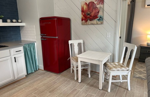 Summit Cottage | Cozy Studio Cottage in Summit - near hospital, shopping, restaurants and more