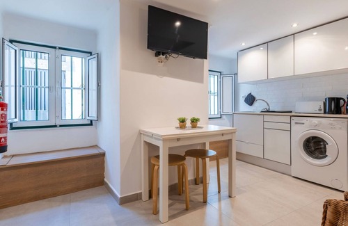Santo Estevao Apartment | Cozy Studio for Two by LovelyStay