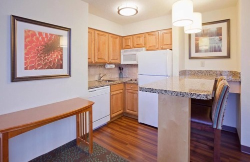 Maple Grove Apartment | Cozy Studio | Free Breakfast. Pool & Gym.