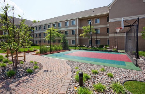 Maple Grove Apartment | Cozy Studio | Free Breakfast. Pool & Gym.