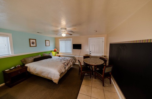 Bountiful Apartment | Cozy Studio (Fully-stocked) King-size Bed in Quiet Neighborhood