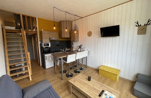Laveissiere Apartment | Cozy Studio, Ideal for 4, Renovated, Ski-in/Ski-out, WiFi, Pet-Friendly, Non-Smoking