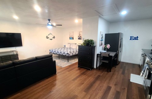 Sugar House Apartment | Cozy Studio in beautiful SugarHouse, King Bed, WiFi, AC