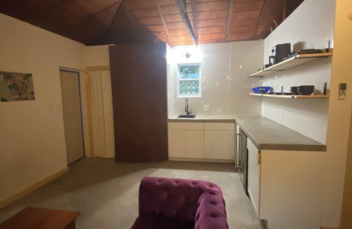 Old Seminole Heights Apartment | Cozy studio in fabulous Seminole Heights, Tampa with WiFi, AC