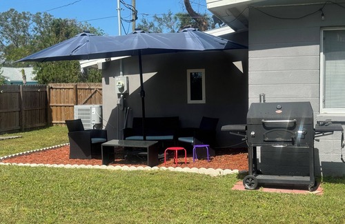 Bradenton Apartment | Cozy studio in pleasant Bradenton with AC,Fridge