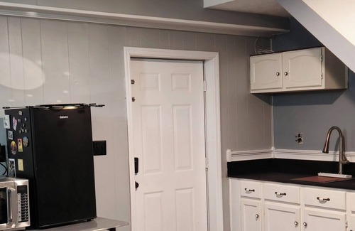 Richmond Apartment | Cozy studio in Richmond, close to the interstate.Includes WiFi, fireplace