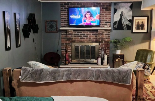 Richmond Apartment | Cozy studio in Richmond, close to the interstate.Includes WiFi, fireplace