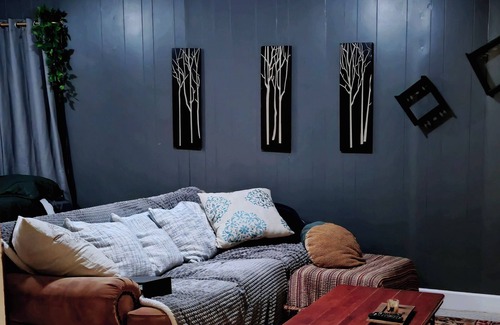 Richmond Apartment | Cozy studio in Richmond, close to the interstate.Includes WiFi, fireplace