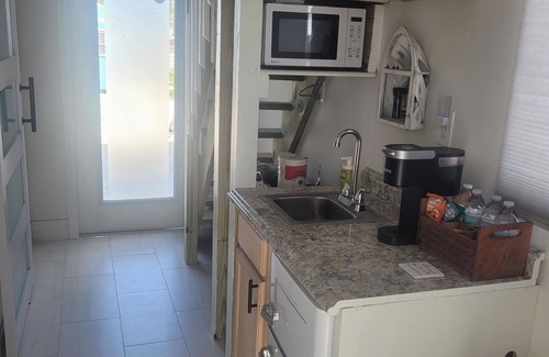 Ruskin Apartment | Cozy studio in serene Ruskin with AC and WiFi