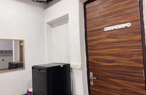 Old Rajinder Nagar Apartment | Cozy studio in tranquil New Delhi with AC