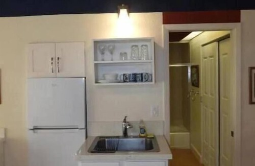 Queen Emmas Bluffs Apartment | Cozy studio in welcoming Princeville with WiFi