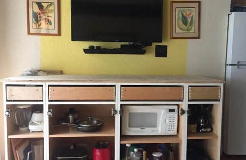 Queen Emmas Bluffs Apartment | Cozy studio in welcoming Princeville with WiFi