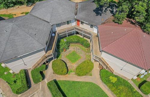 Huntsville Apartment | Cozy Studio King Bed Apt - Close to the Gardens