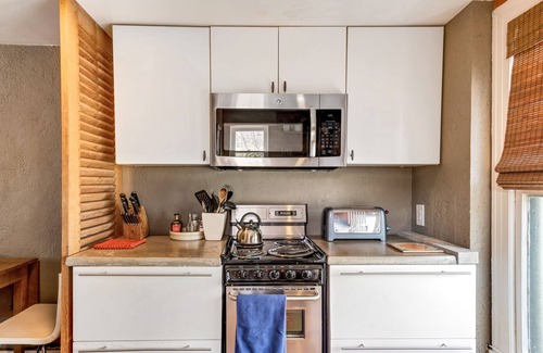 Zilker House | Cozy Studio Minutes From Barton springs and Downtown