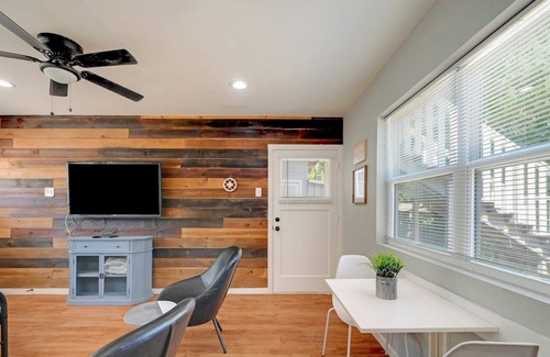 Mahncke Park Apartment | Cozy! Studio near DT Ft.Sam UIW Trinity Pearl (#J)