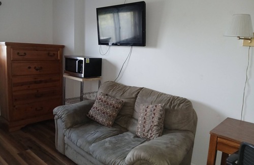 Old North Columbus Apartment | Cozy studio right next to your football game!